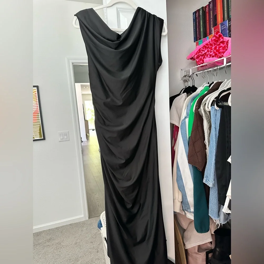 Premier Black One-Shoulder Midi Dress with Side Slit - Picture 4 of 5